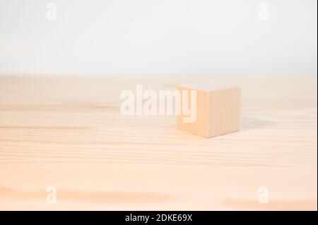 Ein Holzwürfel für Ihren Text, Symbole, Zeichen und Symbole, um Ihre kreativen Konzepte zu erstellen. Mock up blank Holzwürfel. Block auf Holztisch Stockfoto