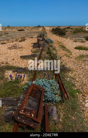 England, Kent, Dungeness, Abandoned Rails on Beach Stockfoto