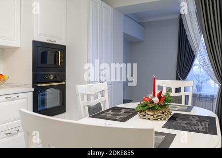 Weiße Küche im klassischen Stil kurz vor Weihnachten Stockfoto