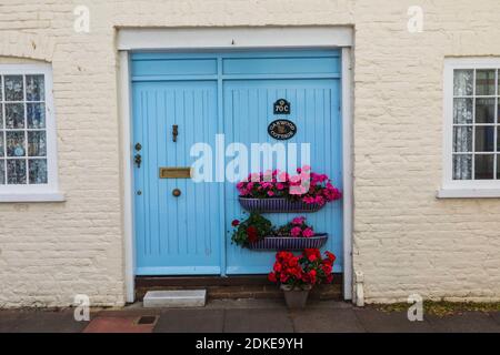 England, Kent, Deal, farbenfroher Torweg mit Blumen Stockfoto