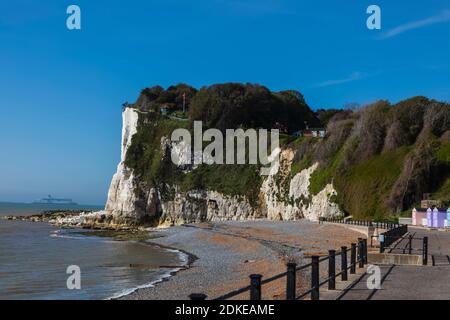 England, Kent, Dover, St. Margaret's Bay, The Beach und The White Cliffs of Dover Stockfoto