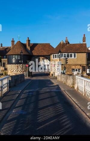 England, Kent, Sandwich, The Barbican und toll House with Empty Road Stockfoto