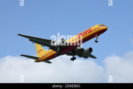 Ein DHL-Frachtflugzeug vom Typ Boeing 757, Seriennummer G-DHKK, landet kurz vor der Landung am East Midlands Airport in Großbritannien. Stockfoto