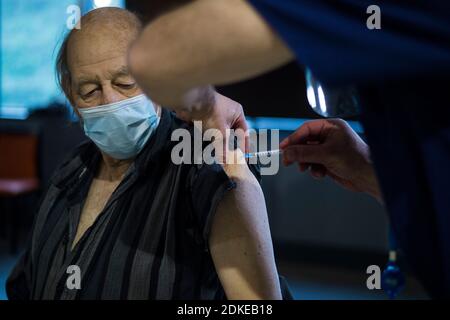 Ein Patient erhält die erste von zwei Injektionen mit einer Dosis des Pfizer/BioNtech covid-19-Impfstoffs im Hive in Harrow, normalerweise Heimat des FC Barnett, wo lokale GPS-Geräte ein Impfzentrum in der Sportanlage betreiben. Stockfoto