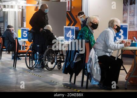 Die Patienten bereiten sich darauf vor, die erste von zwei Injektionen mit einer Dosis des Pfizer/BioNtech covid-19-Impfstoffs im Hive in Harrow zu erhalten, normalerweise Heimat des FC Barnett, wo lokale GPS-Ärzte ein Impfzentrum in der Sportanlage betreiben. Stockfoto