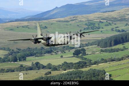 RAF Hercules ZH869, fliegt tief über die Landschaft von Wales, in der "Mach Loop"-Gegend. Stockfoto