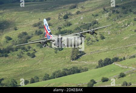 Niedrig fliegende RAF C-130 Hercules, Seriennummer ZH883. Gesehen in Wales, im Jahr 2017, zeigt eine 50 Jahre in-Service Gedenkschwanzlivery. Stockfoto