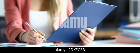 Mitarbeiter mit blauer Zwischenablage Stockfoto
