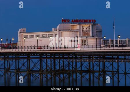 England, West Sussex, Worthing, Worthing Beach und Pier Stockfoto