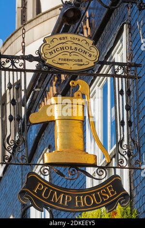 England, East Sussex, Brighton, The Lanes, The Pump House Pub Sign Stockfoto