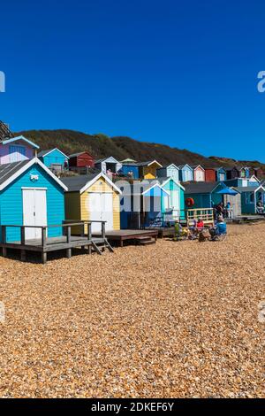 England, Hampshire, New Forest, Milton on Sea, Bunte Strandhütten Stockfoto