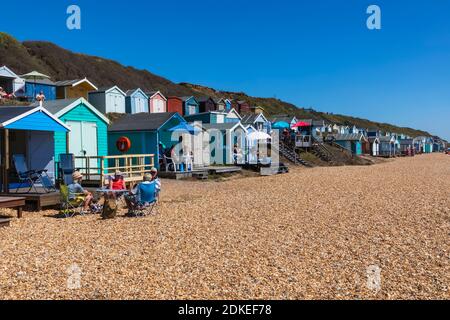 England, Hampshire, New Forest, Milton on Sea, Bunte Strandhütten Stockfoto