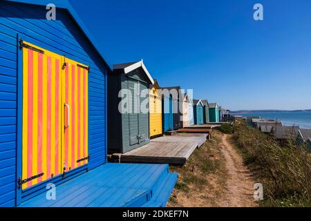 England, Hampshire, New Forest, Milton on Sea, Bunte Strandhütten Stockfoto