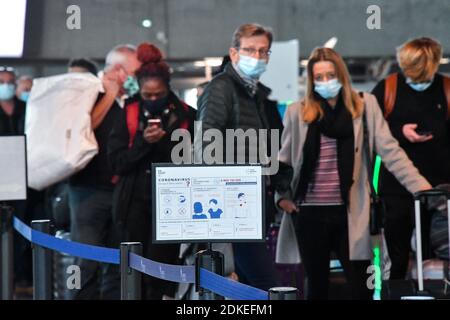 Der Verkehr wird am Flughafen Nizza, Frankreich, am 15. Dezember 2020 fortgesetzt. Am Flughafen Nizza Côte d'Azur wird jedoch mit einem Nettozuwachs des Verkehrs gerechnet. "Zwischen Weihnachten und Neujahr werden wir die Anzahl der Bewegungen pro Tag verdoppeln", sagt ein Sprecher. Aber mit 75 Umdrehungen pro Tag, wird die Plattform weit von seiner üblichen Aktivität in diesem Zeitraum, die 150 Ankünfte übersteigt. In diesem Jahr dürfte der Verkehr in Nizza mit rund 4.5 Millionen Passagieren den Höhepunkt erreichen, dreimal weniger als im Jahr 2019. Foto von Lionel Urman/ABACAPRESS.COM Stockfoto