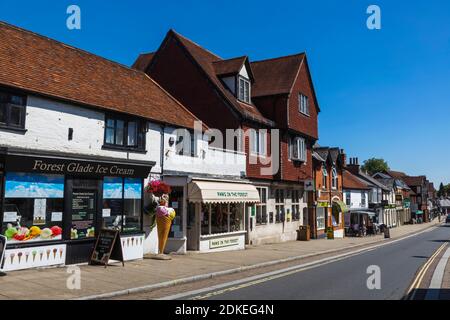 England, Hampshire, New Forest, Lyndhurst, Street Scene Stockfoto