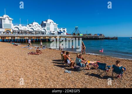 England, Hampshire, Portsmouth, Southsea, Beach und South Parade Pier Stockfoto