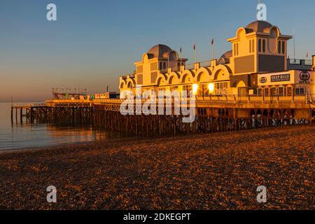 England, Hampshire, Portsmouth, Southsea, Beach und South Parade Pier Stockfoto