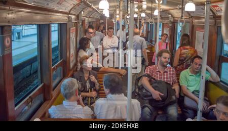 Passagiere fahren in alten Wagen auf der U-Bahn-Linie A in Buenos Aires, Argentinien Stockfoto