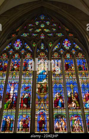 England, West Sussex, Chichester, Chichester Kathedrale, Glasfenster, das das Leben Christi darstellt Stockfoto