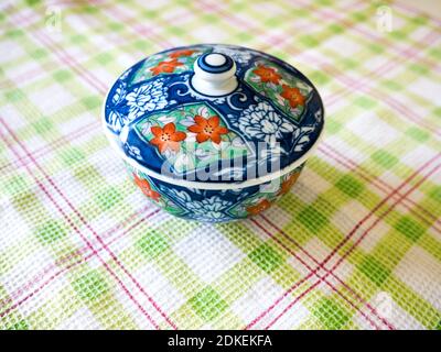 Das japanische Porzellan (Imari, Arita). Porzellan (auch bekannt als china oder feines china) ist ein keramisches Material, das durch Heizmaterialien hergestellt wird. Stockfoto