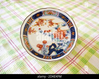 Das japanische Porzellan (Imari, Arita). Porzellan (auch bekannt als china oder feines china) ist ein keramisches Material, das durch Heizmaterialien hergestellt wird. Stockfoto