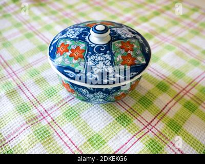 Das japanische Porzellan (Imari, Arita). Porzellan (auch bekannt als china oder feines china) ist ein keramisches Material, das durch Heizmaterialien hergestellt wird. Stockfoto