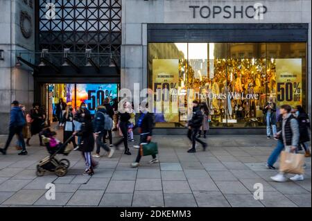 London, Großbritannien. Dezember 2020. Top Shop, Teil der Struggling Arcadia Group, bietet riesige Rabatte für passing potenzielle Käufer - Oxford Street, am Vorabend der Tier 3, und Käufer sind jetzt die Geschäfte sind wieder geöffnet. Aber dies sind immer noch schwierige Zeiten für Einzelhändler, da sie versuchen, nach der zweiten Coronavirus-Sperre aufzuholen und die Reaktion auf Tier 3 für London unklar ist. Kredit: Guy Bell/Alamy Live Nachrichten Stockfoto