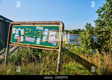 Verkehrsinfrastruktur, Hinweisschild, Deutschland, Norddeutschland, Schleswig-Holstein, Elbe, Elbbrücke Geesthacht, grünes Schild auf der Straßenbrücke der B404, Schreibschrift Elbe, verwitterte Aufkleber Stockfoto