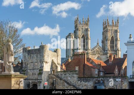 Bootham Bar St Leonards Place und York Minster Bell Towers im Herbstsonnenlicht. Stockfoto