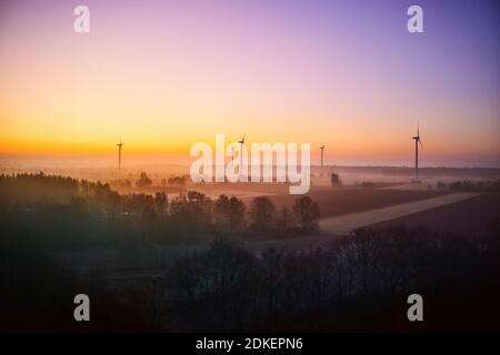 Landschaft, Elbtal, Deutschland, Norddeutschland, Niedersachsen, Elbvorland bei Hohnstorf, Luftaufnahme bei Sonnenaufgang, goldene Stunde, farbiger Himmel, Wiesen im Morgennebel, Windräder Stockfoto