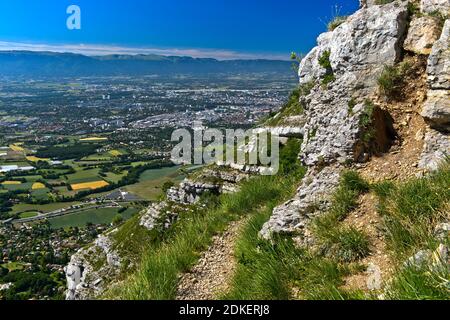 Blick auf die Stadt Genf vom Balkonweg La Corraterie auf dem Gipfel des Mont Salève, Collonges-sous-Salève, Haute-Savoie, Frankreich Stockfoto