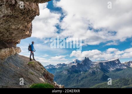 Junger Mann mit 22 Jahren auf dem gut ausgerüsteten Weg Astaldi (charakteristisch für farbige Felsen) an den Fussen von Tofane, Cortina d'Ampezzo, Dolomiten, Belluno, Venetien, Italien Stockfoto