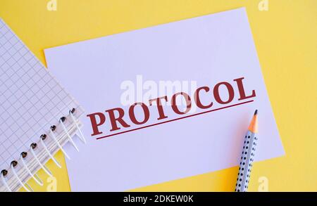 PROTOKOLLWORT auf White Paper geschrieben. Protokollkonzept, mit Schwerpunkt auf den erwarteten Vorteilen, ein Standardregelsatz. Stockfoto