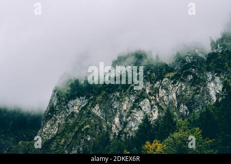 Österreich, Oberösterreich, Salzkammergut, Hallstatt, Berglandschaft im Nebel, Stockfoto