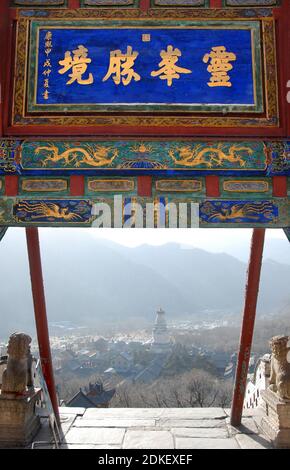 Wutaishan, Provinz Shanxi in China. Blick vom Pusading (Bodhisattva-Gipfel) mit großer weißer Pagode und Tayuan-Tempel. Stockfoto