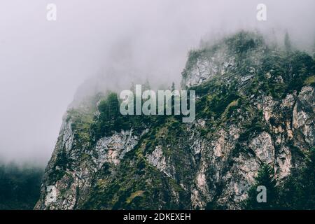 Österreich, Oberösterreich, Salzkammergut, Hallstatt, Berglandschaft im Nebel, Stockfoto