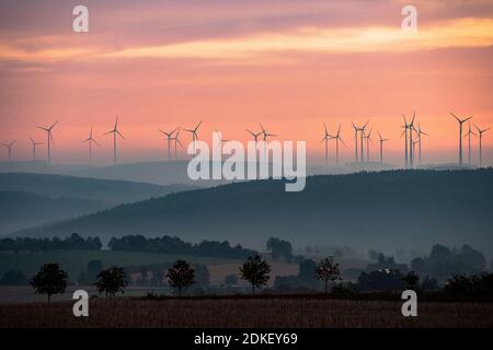 Deutschland, Bayern, Oberfranken, Blick auf Windturbinen bei Sonnenaufgang am Ort Berg Stockfoto