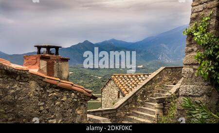 Blick über die Dächer von EUS auf die Pyrenäen im Sommer. Und beaux Villages de France Stockfoto