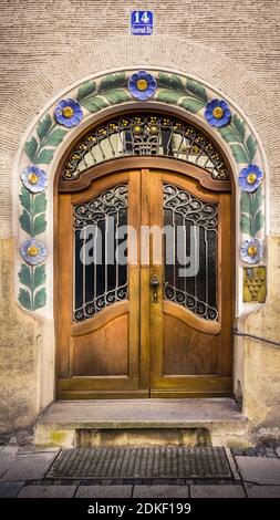 Hauseingang in Jugendstil-Formen. 1902-1903 gestaltet von Paul Liebergesell und Feodor Lehmann. Stockfoto