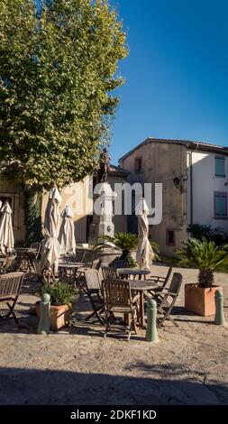 Platz Juin 1907 in Bages im Sommer. Das Hotel liegt im regionalen Naturpark Narbonnaise en Méditerranée. Stockfoto