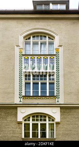 Fassadendetail im Jugendstil im Münchner Stadtteil Schwabing. 1906-1907 gestaltet von Paul Liebergesell und Feodor Lehmann. Stockfoto