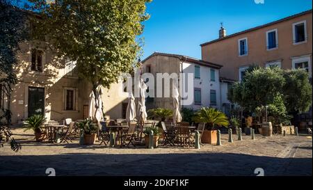 Platz Juin 1907 in Bages im Sommer. Das Hotel liegt im regionalen Naturpark Narbonnaise en Méditerranée. Stockfoto