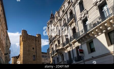 Blick über den Cours de la République bis zum Hôtel de ville de Narbonne im Sommer. Stockfoto