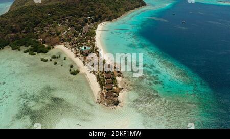 Luftaufnahme tropischen Strand mit weißem Sand und dem klaren, blauen Meer. tropische Landschaft mit Inseln und Strände. Philippinen, Palawan. Stockfoto