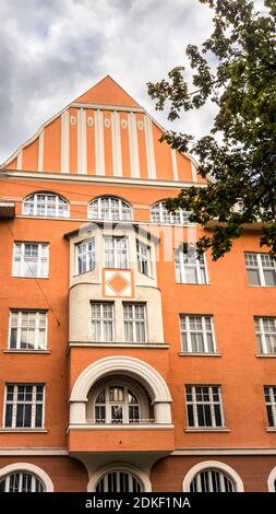 Fassade in München im Herbst. Gebäude mit Ziergiebel und Eckleisten, in spätem Jugendstil, entworfen von Otho Orlando kurz und Eduard Herbert in den Jahren 1909–1910. Stockfoto