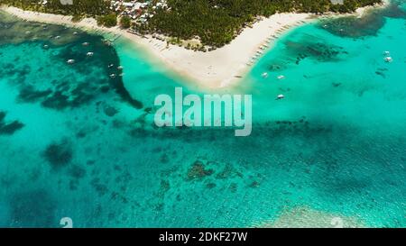 Tropische Landschaft: Daco Insel mit einem wunderschönen Strand, Palmen von türkisblauem Wasser Blick von oben. Siargao, Philippinen. Sommer und Reisen Urlaub Begriff Stockfoto