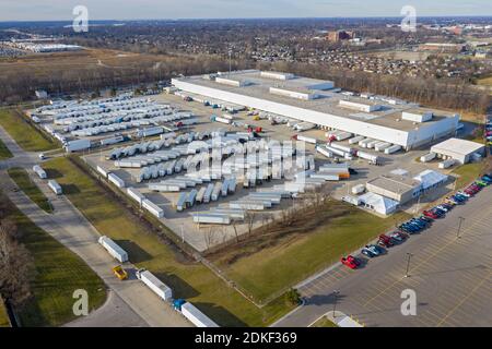 Allen Park, Michigan, USA. Dezember 2020. Langwierige Verzögerungen von Wochen oder sogar Monaten bei der Verarbeitung von Post werden im Detroit Network Distribution Center des United States Postal Service gemeldet. Neben vielen Anhängern, die darauf warten, entladen zu werden, wartet eine Reihe von LKWs, um die Anlage zu betreten. Zu den Ursachen für die Verzögerungen gehören die Coronavirus-Pandemie, hohe Postaufkommen und die Entscheidung des von Trump ernannten Postmasters General, Hochgeschwindigkeitsmaschinen für die Postsortierung zu verschrotten. Kredit: Jim West/Alamy Live Nachrichten Stockfoto