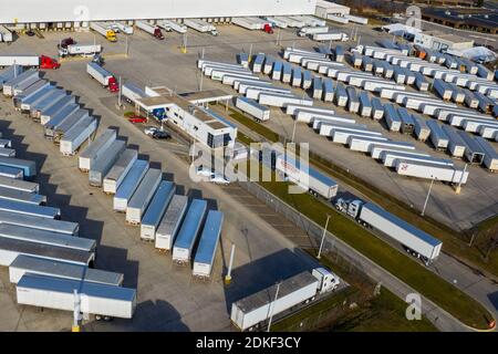 Allen Park, Michigan, USA. Dezember 2020. Langwierige Verzögerungen von Wochen oder sogar Monaten bei der Verarbeitung von Post werden im Detroit Network Distribution Center des United States Postal Service gemeldet. Neben vielen Anhängern, die darauf warten, entladen zu werden, wartet eine Reihe von LKWs, um die Anlage zu betreten. Zu den Ursachen für die Verzögerungen gehören die Coronavirus-Pandemie, hohe Postaufkommen und die Entscheidung des von Trump ernannten Postmasters General, Hochgeschwindigkeitsmaschinen für die Postsortierung zu verschrotten. Kredit: Jim West/Alamy Live Nachrichten Stockfoto