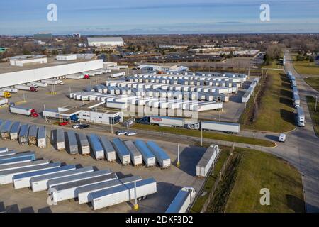 Allen Park, Michigan, USA. Dezember 2020. Langwierige Verzögerungen von Wochen oder sogar Monaten bei der Verarbeitung von Post werden im Detroit Network Distribution Center des United States Postal Service gemeldet. Neben vielen Anhängern, die darauf warten, entladen zu werden, wartet eine Reihe von LKWs, um die Anlage zu betreten. Zu den Ursachen für die Verzögerungen gehören die Coronavirus-Pandemie, hohe Postaufkommen und die Entscheidung des von Trump ernannten Postmasters General, Hochgeschwindigkeitsmaschinen für die Postsortierung zu verschrotten. Kredit: Jim West/Alamy Live Nachrichten Stockfoto