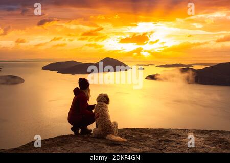 Abenteuerliche Mädchen Wandern auf einem Berg mit einem Hund Stockfoto